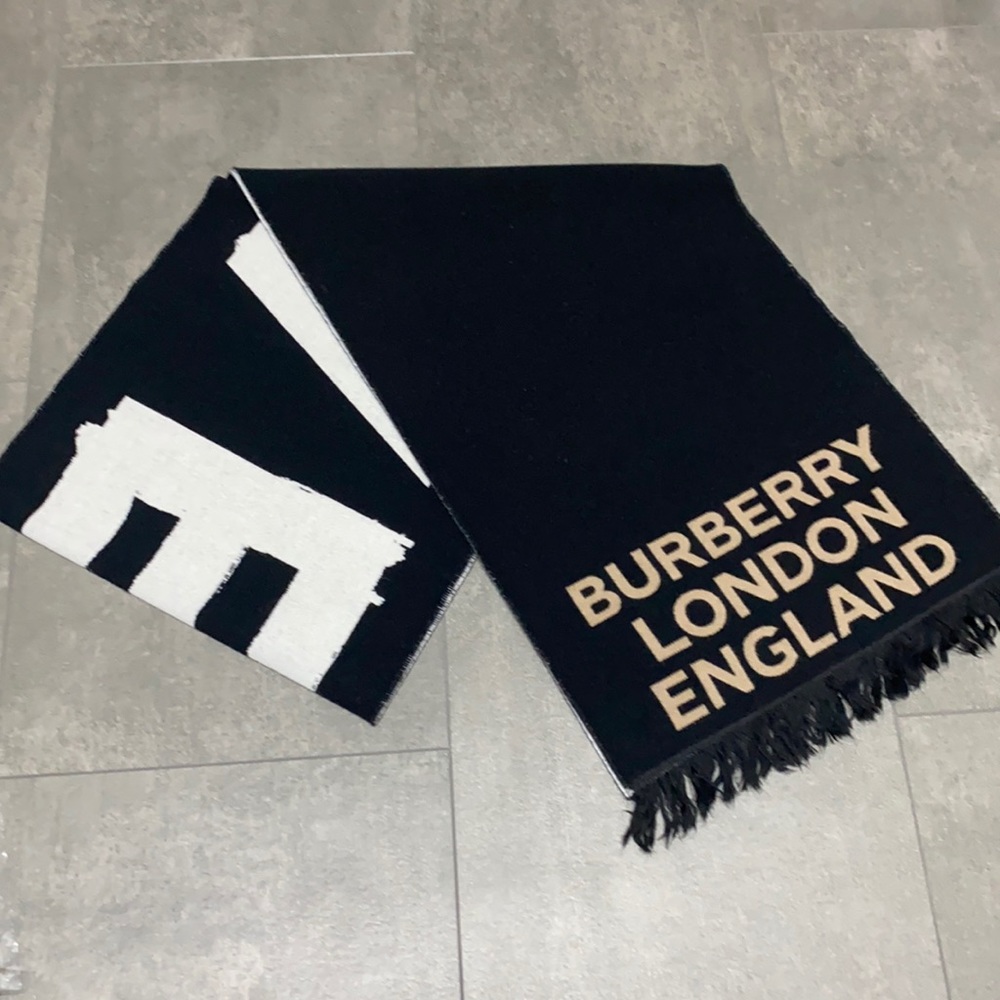Authentic BNWT Burberry LOVE scarf